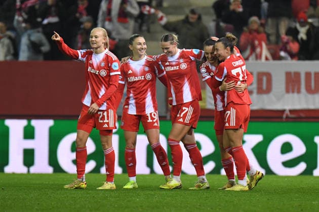 Katharina Naschenweng (19 FC Bayern) , Pernille Harder (21 Bayern) , Klara Bühl (17 FC Bayern) und Arianna Caruso (27 Bayern) jubel über das Tor zum 4-0 beim UEFA Womens Champions League Spiel FC Bayern München - Valerenga IF am 17.12.2025. München FC Bayern Campus Bayern Deutschland
