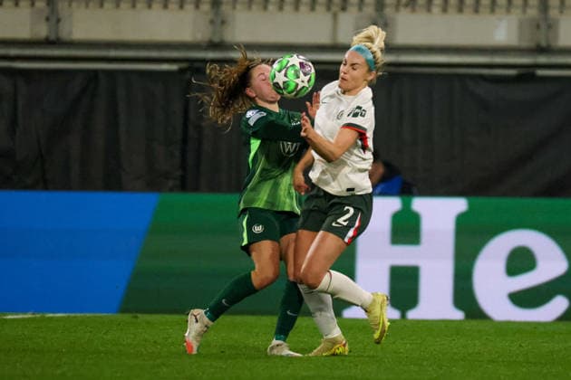 Wolfsburg, Deutschland 17. Dezember 2025: Champions League - Frauen - 2025 2026 - VfL Wolfsburg vs. FC Chelsea Im Bild: v.li. im Zweikampf Janou Levels (VfL) und Ellie Carpenter (FC Chelsea) Volkswagen Arena Niedersachsen Copyright: xFotostandx xFantinix