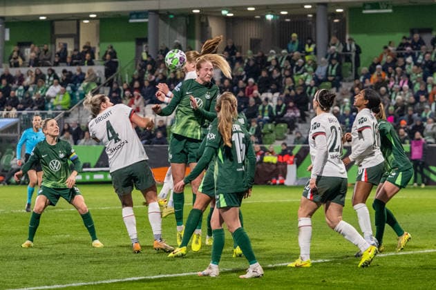 Deutschland, Fussball, UEFA, Womens Champions League, 6. Spieltag 2025 2026: VfL Wolfsburg - Chelsea FC am 17.12. in Wolfsburg (AOK-Stadion): Millie Bright (Chelsea FC 4) Camilla Küver (VfL Wolfsburg 16) Copyright: xSvenxHeidmannx