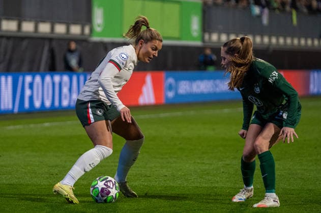 Deutschland, Fussball, UEFA, Womens Champions League, 6. Spieltag 2025 2026: VfL Wolfsburg - Chelsea FC am 17.12. in Wolfsburg (AOK-Stadion): Johanna Rytting Kaneryd (Chelsea FC 19) Janou Levels (VfL Wolfsburg 15) Copyright: xSvenxHeidmannx