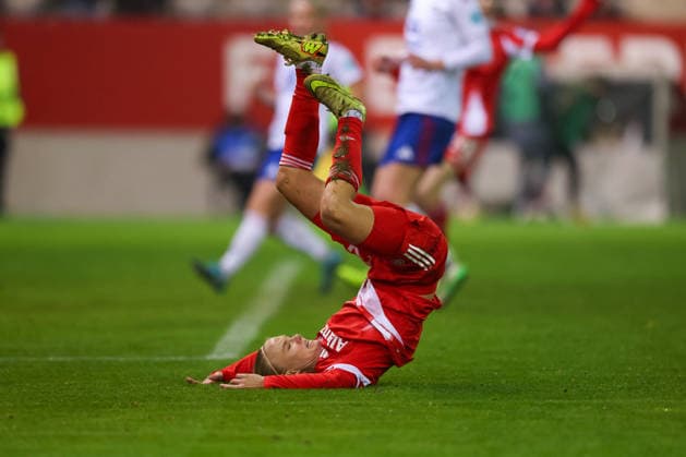 Pernille Harder (FC Bayern Muenchen, 21) am Boden, GER, FC Bayern Muenchen vs. Valerenga IF, Fussball, UEFA Womens Champions League, Ligaphase, 6. Spieltag, Saison 2025 2026, 17.12.2025, GER, FC Bayern Muenchen vs. Valerenga IF, Fussball, UEFA Womens Champions League, Ligaphase, 6. Spieltag, Saison 2025 2026, 17.12.2025 Muenchen Copyright: xEibner-Pressefoto JennixMaulx EP_JML