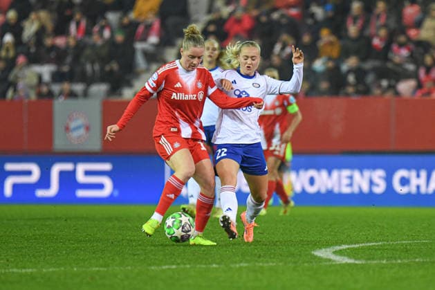 Alara Sehitler (14 Bayern) und Emma Stolen Godo (22 Valerenga) in Aktion beim UEFA Womens Champions League Spiel FC Bayern München - Valerenga IF am 17.12.2025. München FC Bayern Campus Bayern Deutschland