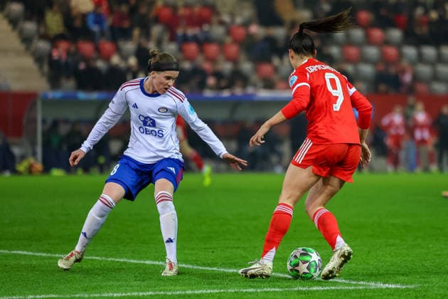 Linn Vickius (Valerenga IF, 08) mit Jovana Damnjanovic (FC Bayern Muenchen, 09), GER, FC Bayern Muenchen vs. Valerenga IF, Fussball, UEFA Womens Champions League, Ligaphase, 6. Spieltag, Saison 2025 2026, 17.12.2025, GER, FC Bayern Muenchen vs. Valerenga IF, Fussball, UEFA Womens Champions League, Ligaphase, 6. Spieltag, Saison 2025 2026, 17.12.2025 Muenchen Copyright: xEibner-Pressefoto JennixMaulx EP_JML