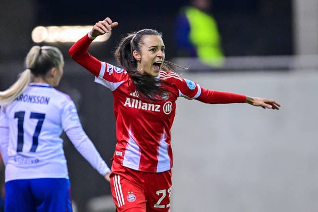Natalia PADILLA-BIDAS (FC Bayern, FCB, 23) jubelt über ihr vermeintliches Tor zum 4:0, der VAR nahm das Tor aufgrund einer Abseitsstellung zurück, Jubel, Torjubel, Torerfolg, celebrate the goal, goal, celebration, Jubel ueber das Tor, optimistisch, Action, Aktion, 17.12.2025, München (Deutschland), Fussball, UEFA Womens Champions League, Ligaphase 6. Spieltag, FC Bayern München - Valerenga IF