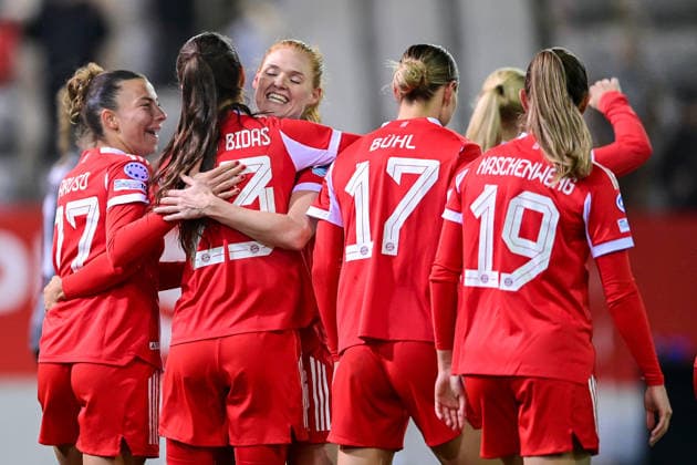 Spielerinnen des FC Bayern jubeln über das vermeintliche Tor zum 4:0 vomn Natalia PADILLA-BIDAS (FC Bayern, FCB, 23), der VAR nahm das Tor aufgrund einer Abseitsstellung zurück, Jubel, Torjubel, Torerfolg, celebrate the goal, goal, celebration, Jubel ueber das Tor, optimistisch, Action, Aktion, 17.12.2025, München (Deutschland), Fussball, UEFA Womens Champions League, Ligaphase 6. Spieltag, FC Bayern München - Valerenga IF
