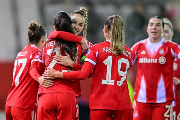 Spielerinnen des FC Bayern jubeln über das vermeintliche Tor zum 4:0 vomn Natalia PADILLA-BIDAS (FC Bayern, FCB, 23), der VAR nahm das Tor aufgrund einer Abseitsstellung zurück, Jubel, Torjubel, Torerfolg, celebrate the goal, goal, celebration, Jubel ueber das Tor, optimistisch, Action, Aktion, 17.12.2025, München (Deutschland), Fussball, UEFA Womens Champions League, Ligaphase 6. Spieltag, FC Bayern München - Valerenga IF