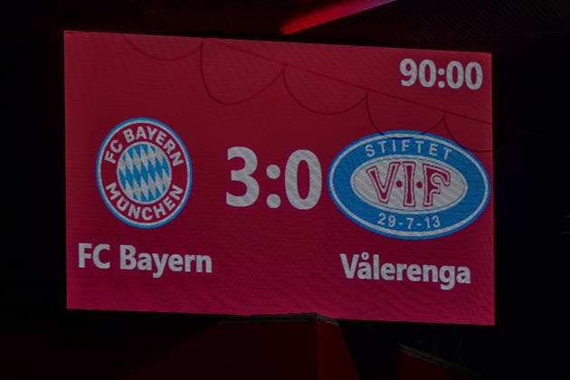 Die Anzeigetafel, Videowand zeight das Endergebnis, Endstand, 17.12.2025, München (Deutschland), Fussball, UEFA Womens Champions League, Ligaphase 6. Spieltag, FC Bayern München - Valerenga IF