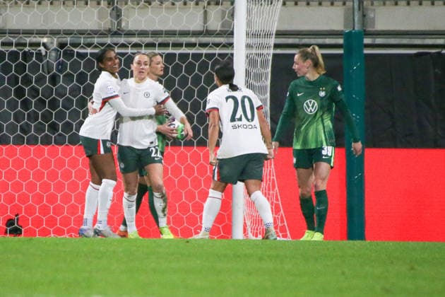 17.12.2025, xgrfx, Fussball UEFA WomenÂ s Champions League, VfL Wolfsburg - FC Chelsea v.l. Tor, Lucy Bronze (FC Chelsea) (DFL DFB REGULATIONS PROHIBIT ANY USE OF PHOTOGRAPHS as IMAGE SEQUENCES and or QUASI-VIDEO) Wolfsburg
