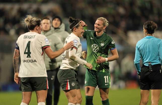 Foto : Lucy BRONZE (Chelsea) verletzte sich leicht nach einem Foul von Alexandra POPP und musste behandelt werden Fussball Championsleague der Frauen am Mi. 17.12.2025 VfL Wolfsburg - FC Chelsea 1 - 2