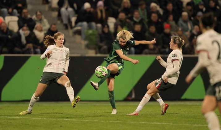 Foto : Torschuss von Lena LATTWEIN (Wolfsburg) gegen Wieke KAPTEIN (Chelsea , rechts) und Nuesken , links Fussball Championsleague der Frauen am Mi. 17.12.2025 VfL Wolfsburg - FC Chelsea 1 - 2