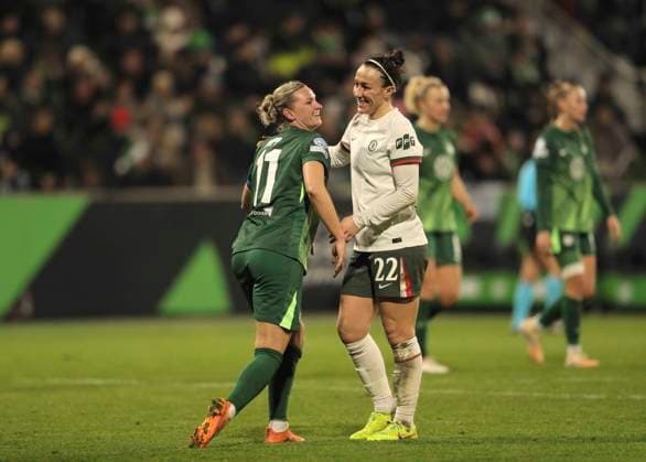 Foto : Enttäuschung nach dem Schlußpfiff bei den Spielern aus Wolfsburg , hier trauert ... Alexandra POPP am Boden , rechts tröstet Lucy BRONZE (Chelsea) Fussball Championsleague der Frauen am Mi. 17.12.2025 VfL Wolfsburg - FC Chelsea 1 - 2