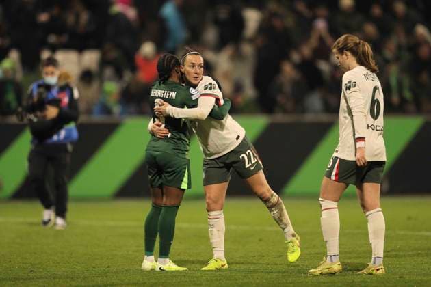 Foto : Enttäuschung nach dem Schlußpfiff bei den Spielern aus Wolfsburg , hier trauert ... Lineth Beerensteyn , rechts Lucy BRONZE (Chelsea) Fussball Championsleague der Frauen am Mi. 17.12.2025 VfL Wolfsburg - FC Chelsea 1 - 2
