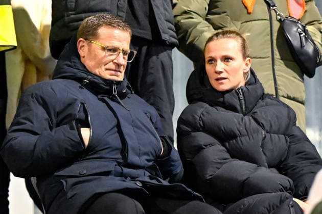 v.li.: Sportvorstand Max Eberl (FC Bayern) und Kathleen Krueger (ehem. Teammanagerin des FC Bayern) im Gespräch, 17.12.2025, München (Deutschland), Fussball, UEFA Womens Champions League, Ligaphase 6. Spieltag, FC Bayern München - Valerenga IF *** from left Chief Sports Officer Max Eberl FC Bayern and Kathleen Krueger former team manager of FC Bayern in conversation, 17 12 2025, Munich Germany , Soccer, UEFA Womens Champions League, League Phase 6 Matchday, FC Bayern München Valerenga IF xslx