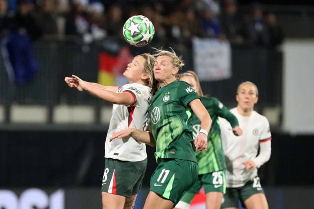 VfL vs. Chelsea, CL Frauen Wolfsburg, 17.12.2025, FUßBALL - VfL Wolfsburg vs. FC Chelsea, Champions League Frauen, Saison 2025 26. Erin Cuthbert (Chelsea), Alexandra Popp (VfL Wolfsburg) Wolfsburg