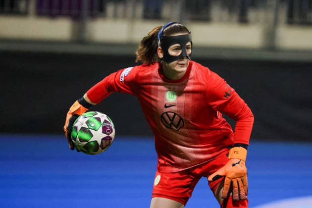Wolfsburg, Deutschland 17. Dezember 2025: Champions League - Frauen - 2025 2026 - VfL Wolfsburg vs. FC Chelsea Im Bild: Torhüterin Stina Johannes (VfL) mit Maske zum Schutz ihrer Gesichtsverletzung AOK Stadion Niedersachsen Copyright: xFotostandx xFantinix