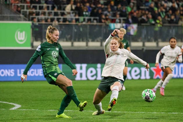 Wolfsburg, Deutschland 17. Dezember 2025: Champions League - Frauen - 2025 2026 - VfL Wolfsburg vs. FC Chelsea Im Bild: v.li. im Zweikampf Sarai Linder (VfL) und Sjoeke Nüsken Nuesken (FCW) AOK Stadion Niedersachsen Copyright: xFotostandx xFantinix