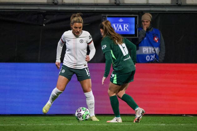 Wolfsburg, Deutschland 17. Dezember 2025: Champions League - Frauen - 2025 2026 - VfL Wolfsburg vs. FC Chelsea Im Bild: v.li. Johanna Rytting Kaneryd (FCW) und Janou Levels (VfL) AOK Stadion Niedersachsen Copyright: xFotostandx xFantinix