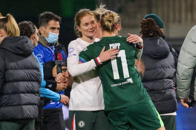 Wolfsburg, Deutschland 17. Dezember 2025: Champions League - Frauen - 2025 2026 - VfL Wolfsburg vs. FC Chelsea Im Bild: v.li. Sjoeke Nüsken Nuesken (FCW) und Alexandra Popp (VfL) umarmen sich nach dem Champions League Spiel in Wolfsburg AOK Stadion Niedersachsen Copyright: xFotostandx xFantinix
