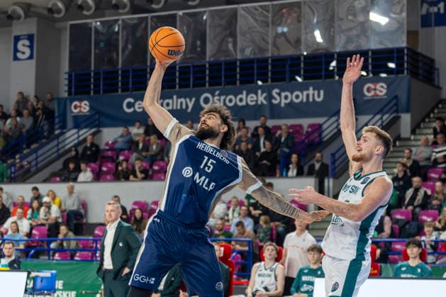 Legia Warszawa - MLP Academics Heidelberg 17.12.2025 basketball , Warsaw, Basketball Champions League BCL (koszykowka, Liga Mistrzow), game match Legia Warszawa - MLP Academics Heidelberg image shows: Marcel Kessen (L) Shane Hunter (R) photo Katarzyna Plewczynska Fotostyk Copyright: xKatarzynaxPlewczynskax 20251217FCTKP118