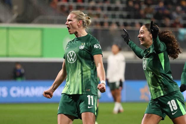 VfL vs. Chelsea, CL Frauen Wolfsburg, 17.12.2025, FUßBALL - VfL Wolfsburg vs. FC Chelsea, Champions League Frauen, Saison 2025 26. Alexandra Popp (VfL Wolfsburg) jubelt mit Kessya Bussy (VfL Wolfsburg) nach ihrem Tor zum 1:0 Wolfsburg