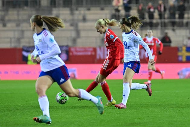 Frauenfußball - Zweikampf zwischen HARDER Pernille und HEGG Eline bei dem UEFA Frauen Champions League Spiel des FC Bayern München gegen Valerenga Fotball Oslo am 17.12.2025, Deutschland, Bayern München FC Bayern Campus Bayern Deutschland