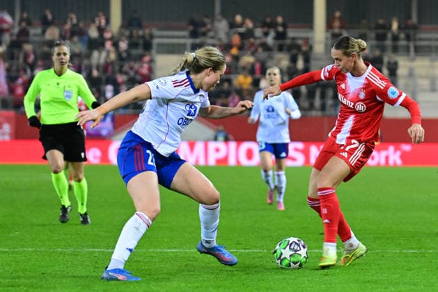 Frauenfußball - Zweikampf zwischen EIRIKSDOTTIR Arna und BÜHL Klara bei dem UEFA Frauen Champions League Spiel des FC Bayern München gegen Valerenga Fotball Oslo am 17.12.2025, Deutschland, Bayern München FC Bayern Campus Bayern Deutschland