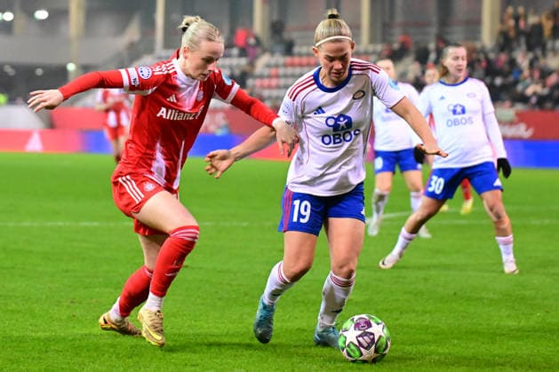 Frauenfußball - Zweikampf zwischen KETT Franziska und HEIDARSDOTTIR Saedis bei dem UEFA Frauen Champions League Spiel des FC Bayern München gegen Valerenga Fotball Oslo am 17.12.2025, Deutschland, Bayern München FC Bayern Campus Bayern Deutschland