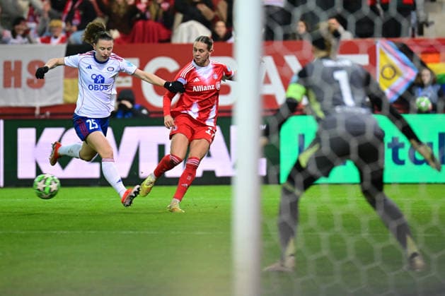 Frauenfußball - SKINNES HANSEN Synne, BÜHL Klara und ENBLOM Tove bei dem UEFA Frauen Champions League Spiel des FC Bayern München gegen Valerenga Fotball Oslo am 17.12.2025, Deutschland, Bayern München FC Bayern Campus Bayern Deutschland