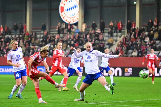 Frauenfußball - Torschussversuch von DALLMANN Linda gegen HÖRTE Sara bei dem UEFA Frauen Champions League Spiel des FC Bayern München gegen Valerenga Fotball Oslo am 17.12.2025, Deutschland, Bayern München FC Bayern Campus Bayern Deutschland