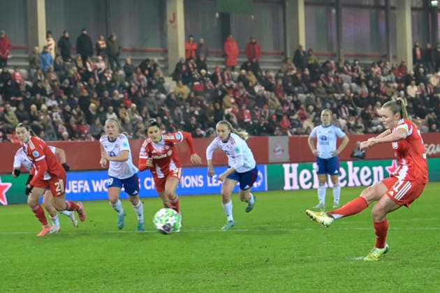Frauenfußball - Verschossener ELfmeter von STANWAY Georgia bei dem UEFA Frauen Champions League Spiel des FC Bayern München gegen Valerenga Fotball Oslo am 17.12.2025, Deutschland, Bayern München FC Bayern Campus Bayern Deutschland