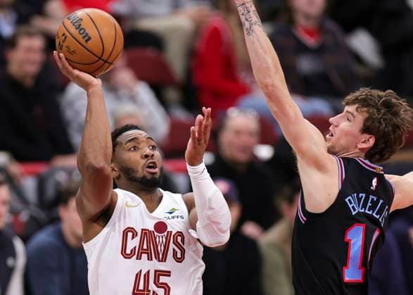 (251218) -- CHICAGO, Dec. 18, 2025 -- Cleveland Cavaliers Donovan Mitchell (L) drives to the basket during the 2025-2026 NBA, Basketball Herren, USA regular season match between Chicago Bulls and Cleveland Cavaliers in Chicago, the United States, on Dec. 17, 2025. (Photo by Xinhua) (SP)U.S.-CHICAGO-BASKETBALL-NBA-BULLS VS CAVALIERS JoelxLerner 