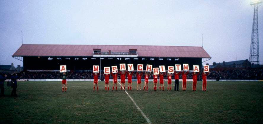 27 12 1980 English Football League Divison One. Middlesbrough v Everton. The Middlesbrough team hold up a Merry Christmas message to supporters ay Ayresome Park. Photo: John Varley Offside. *** 27. 12. 1980 English Football League Divison One Middlesbrough v Everton Die Middlesbrough-Mannschaft hält den Anhängern im Ayresome Park eine frohe Weihnachtsbotschaft hoch Foto John Varley Abseits  Copyright: xJohnxVarleyxOffside os