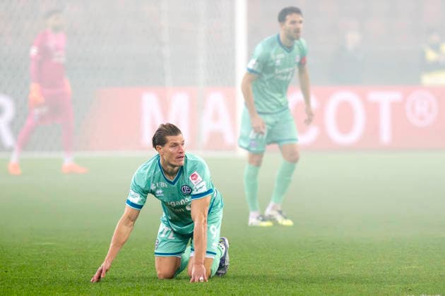 Kevin Behrens, FCL, am Boden, FC Zürich - FC Lugano, Super League, Fussball, 17.12.2025