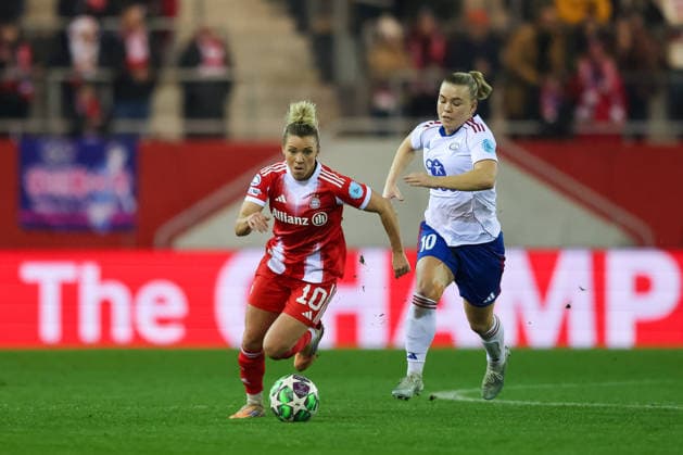 Linda Dallmann (FC Bayern Muenchen, 10) mit Olaug Tvedten (Valerenga IF, 10), GER, FC Bayern Muenchen vs. Valerenga IF, Fussball, UEFA Womens Champions League, Ligaphase, 6. Spieltag, Saison 2025 2026, 17.12.2025, GER, FC Bayern Muenchen vs. Valerenga IF, Fussball, UEFA Womens Champions League, Ligaphase, 6. Spieltag, Saison 2025 2026, 17.12.2025 Muenchen Copyright: xEibner-Pressefoto JennixMaulx EP_JML