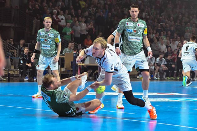18.12.2025, xlakx, Handball DHB Pokal 1 4 Finale, Fuechse Berlin - THW Kiel v.l. Max Darj (Fuechse Berlin), Eric Johansson (THW Kiel) Zweikampf, Duell, Kampf, tackle Berlin