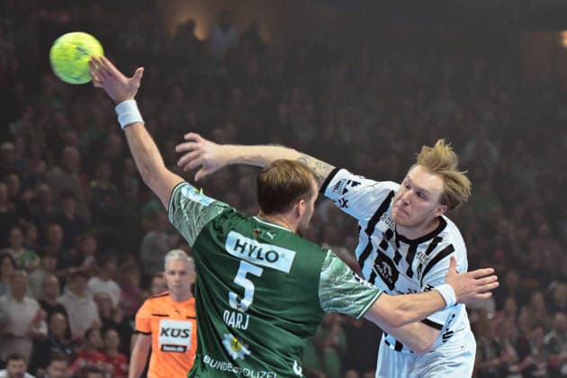 18.12.2025, xlakx, Handball DHB Pokal 1 4 Finale, Fuechse Berlin - THW Kiel v.l. Max Darj (Fuechse Berlin), Eric Johansson (THW Kiel) setzt zum Sprungwurf an Berlin