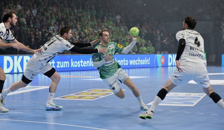 Hendrik Pekeler, Mathias Gidsel am Ball, Domagoj Duvnjak Zweikampf Spielszene Aktion Handball DHB Pokal Viertelfinale Herren Saison 2025 2026 18.12.2025 Füchse Berlin vs THW Kiel
