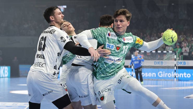 Hendrik Pekeler, Domagoj Duvnjak, Nils Lichtlein am Ball Zweikampf Spielszene Aktion Handball DHB Pokal Viertelfinale Herren Saison 2025 2026 18.12.2025 Füchse Berlin vs THW Kiel