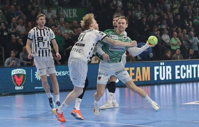 Eric Johansson, Mathias Gidsel am Ball Zweikampf Spielszene Aktion Handball DHB Pokal Viertelfinale Herren Saison 2025 2026 18.12.2025 Füchse Berlin vs THW Kiel