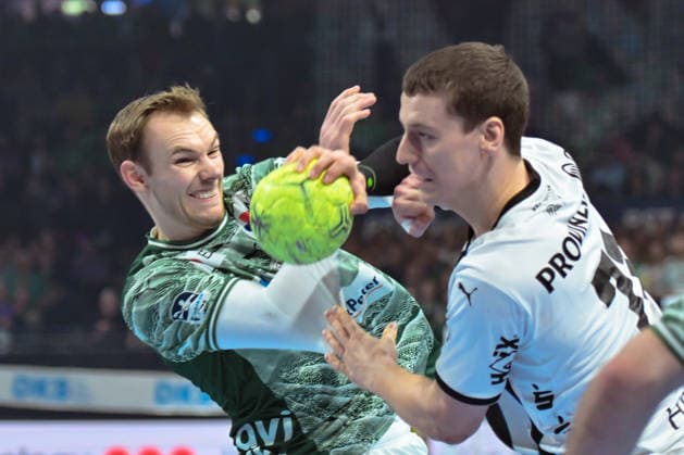 18.12.2025, xlakx, Handball DHB Pokal 1 4 Finale, Fuechse Berlin - THW Kiel v.l. Mathias Gidsel (Fuechse Berlin), Elias Ellefsen a Skipagoetu (THW Kiel) Zweikampf, Duell, Kampf, tackle Berlin