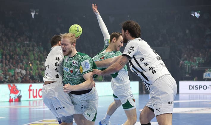 Elias Ellefsen a Skipagotu, Matthes Langhoff am Ball, Veron Nacinovic Zweikampf Spielszene Aktion Handball DHB Pokal Viertelfinale Herren Saison 2025 2026 18.12.2025 Füchse Berlin vs THW Kiel