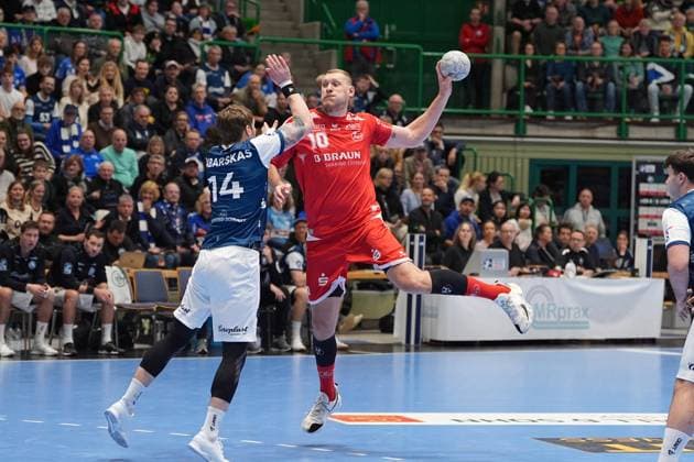RECORD DATE NOT STATED Szene mit Dainis Kris?topa?ns (10; MT Melsungen) und Gerdas Babarskas (14; Bergischer HC) Dainis Kris?topa?ns (10; MT Melsungen) mit Ball