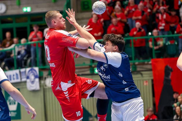 18.12.2025, Handball, Viertelfinale DHB-Pokal, Bergischer HC - MT Melsungen, Unihalle Wuppertal: Dainis Kristopans (Melsungen 10) im Zweikampf gegen Aron Seesing (BHC 49) Nordrhein-Westfalen Deutschland