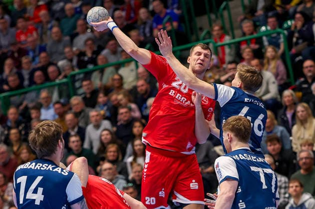 18.12.2025, Handball, Viertelfinale DHB-Pokal, Bergischer HC - MT Melsungen, Unihalle Wuppertal: Uladzislau Kulesh (Melsungen 20) im Zweikampf gegen Julian Fuchs (BHC 46) Nordrhein-Westfalen Deutschland