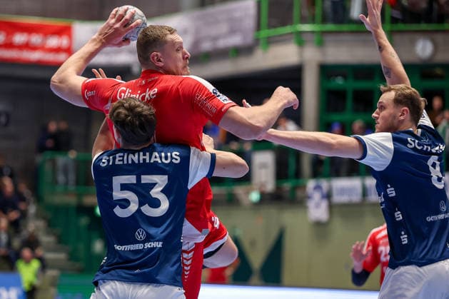 18.12.2025, Handball, Viertelfinale DHB-Pokal, Bergischer HC - MT Melsungen, Unihalle Wuppertal: Soeren Steinhaus (BHC 53) im Zweikampf gegen Dainis Kristopans (Melsungen 10) Nordrhein-Westfalen Deutschland