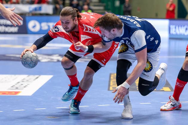 18.12.2025, Handball, Viertelfinale DHB-Pokal, Bergischer HC - MT Melsungen, Unihalle Wuppertal: Olle Forsell-Schefvert (Melsungen 25) im Zweikampf gegen Gerdas Babarskas (BHC 14) Nordrhein-Westfalen Deutschland