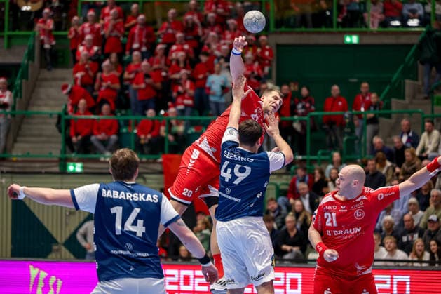 18.12.2025, Handball, Viertelfinale DHB-Pokal, Bergischer HC - MT Melsungen, Unihalle Wuppertal: Uladzislau Kulesh (Melsungen 20) im Zweikampf gegen Aron Seesing (BHC 49) Nordrhein-Westfalen Deutschland