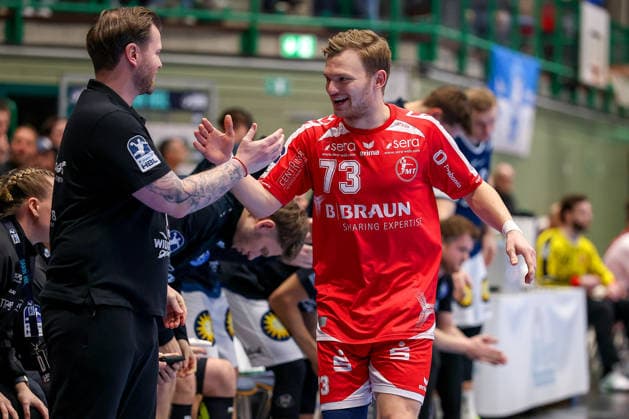 18.12.2025, Handball, Viertelfinale DHB-Pokal, Bergischer HC - MT Melsungen, Unihalle Wuppertal: Cheftrainer Arnor Gunnarsson (BHC hc) neben Timo Kastening (Melsungen 73) Nordrhein-Westfalen Deutschland