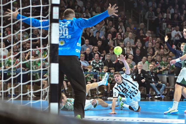 18.12.2025, xlakx, Handball DHB Pokal 1 4 Finale, Fuechse Berlin - THW Kiel v.l. Dejan Milosavljev (Fuechse Berlin), Lukas Zerbe (THW Kiel) setzt zum Sprungwurf an Berlin