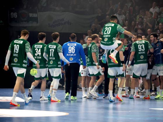 DEU, DHB, Pokal, Fuechse Berlin vs. THW Kiel, 18.12.2025, Max-Schmeling-Halle, Berlin, DEU, DHB, Pokal, Fuechse Berlin vs. THW Kiel, im Bild Fuechse-Spielerkreis